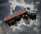 Vrachtauto vliegen door de lucht
