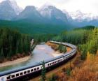 Trein passagiers in een bergachtig landschap