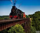 Stoomtrein over een ijzeren brug