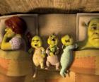 De familie van Shrek, Fiona en drie jonge ogres in bed.