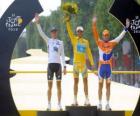 Het podium van de 97ste Tour de France: Alberto Contador, Andy Schleck en Denis Menchov, in Arc de Triomphe en de Champs Elysees achtergrond