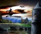 Betoverd kasteel op Halloween nacht met de heks die op haar magische bezem