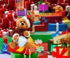 Teddybeer verkleed als kerstman en met de Kerstcadeaus