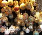 set van kerstballen of ballen met verschillende decoraties
