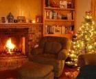 De woonkamer van een huis op kerstnacht op het vuur en de boom met giften