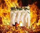 Het vuur brandt op kerstavond met sokken opknoping