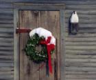 Krans van Kerstmis hing in de deuropening van een huis