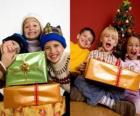 Kinderen met kerstcadeaus