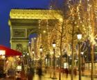 De Champs Élysees versierd voor de kerst met de Arc de Triomphe op de achtergrond. Parijs, Frankrijk