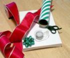Kerstcadeaus met decoratieve lint en een schaar