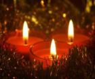 Drie kerst kaarsen met brandende lont