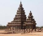 De tempel van de kust kijkt uit over de Baai van Bengalen en is gebouwd met blokken van graniet, Mahabalipuram, India