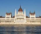De indrukwekkende Hongaarse parlement in Boedapest aan de oever van de Donau