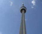 De CN Tower, communicatie-en uitkijktoren met een hoogte van meer dan 553 meter, Toronto, Ontario, Canada