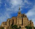 De Mont Saint Michel is een rotsachtig eiland in getijde waarin sprake is van een Franse gemeente van Normandië