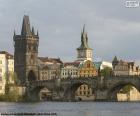 Karelsbrug over de rivier de Moldau, de Karluv Most in het Tsjechisch, de oudste brug in Praag, Tsjechië