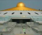 De Dhammakaya Cetiya is een symbool van vrede in de wereld door middel van innerlijke vrede in een boeddhistisch heiligdom park en gelegen in Thailand