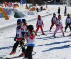 Typisch winters tafereel met kinderen skiën in de bergen