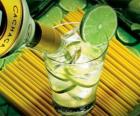 De caipirinha is een Braziliaanse cocktail bestaande uit rum, limoen, suiker en ijs.