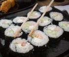 Japans eten met stokjes, is het bekend als maki sushi gerold is, omdat met zeewier