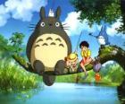 Tororo, de koning van het bos en vrienden in de anime film Mijn Naburige Tororo