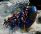 Avonturiers de rivier met een opblaasbare boot