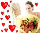 Meisje met een boeket bloemen voor zijn moeder en rode hartjes