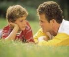 Vader te praten met zijn zoon in het park