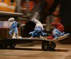 Grote Smurf, Brilsmurf en Potige Smurf en skateboarden te ontsnappen Gargamel