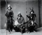Drie authentieke samurai krijgers, met het pantser, de helm Kabuto en gewapende