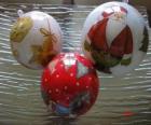 Kerstballen versierd