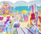 Verschillende kleine pony's op het strand. My Little Pony