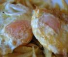 Gebakken eieren met aardappelen