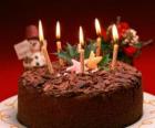 Cake met vijf kaarsen voor de viering van de verjaardag