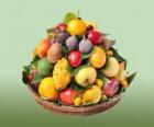 Mand met gevarieerde fruit