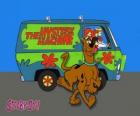 Scooby Doo trots op voor de klassieke en de hippie Volkswagenbusje