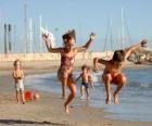 Kinderen spelen op het strand