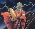 Mozes met de tabletten van de wet op die zijn geschreven de tien geboden