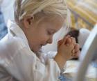 Meisje met haar handen in een gebed bidden