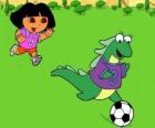 Dora voetballen met haar vriendin Isa de leguaan