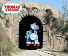 De vriendelijke stoomlocomotief Thomas die uit de tunnel
