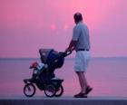 Vader met zijn zoon naast de zee wandelen
