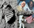 Neil Armstrong (1930-2012) was een NASA-astronaut en de eerste mens die voet op de maan op 21 juli 1969, in de Apollo 11 missie