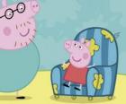 Peppa Pig zittend in de oude stoel van zijn vader