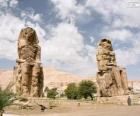 De Kolossen van Memnon stenen beelden vertegenwoordigen de farao Amenhotep III, Luxor, Egypte