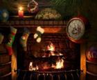 Het vuur brandt op kerstavond met sokken opknoping