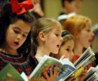 Groep kinderen zingen kerstliederen