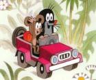 Krtek het Molletje rijden in een jeep, samen met de kleine muis