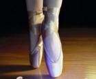 De voeten van een danser met de balletschoenen, spitzen