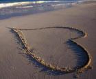 Groot hart in het zand getrokken